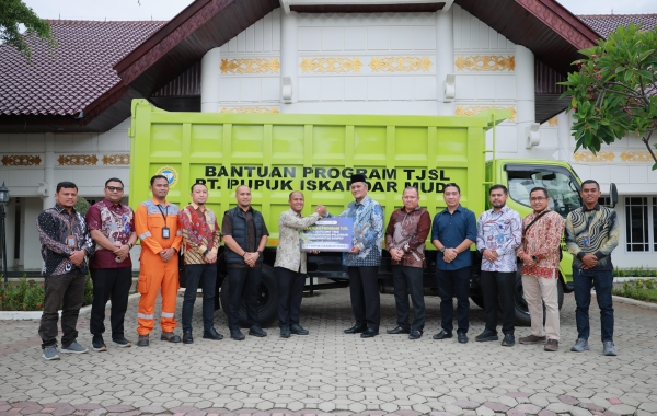 Dukung Aceh Utara Atasi Persoalan Sampah, PIM Serahkan Armada Pengangkut